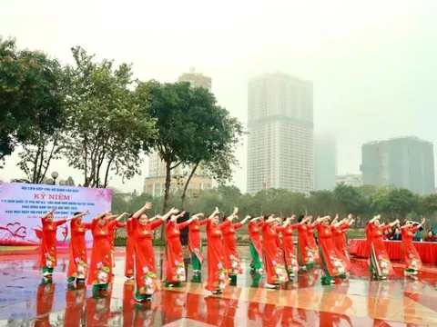 1.000 phụ nữ quận Cầu Giấy khoe sắc với áo dài