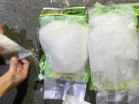 Bắt 2 đối tượng vận chuyển 2,4 kg ma túy từ TP.HCM về Cà Mau tiêu thụ