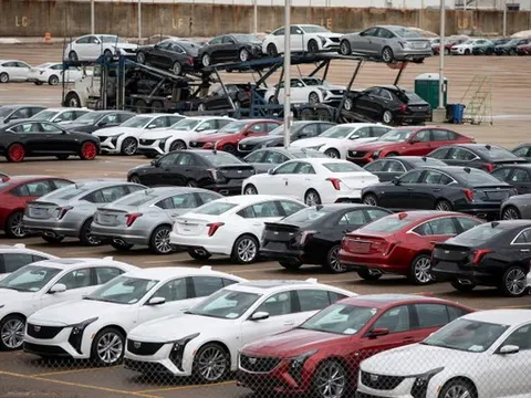 Tổng thống Trump tạm thời hoãn áp thuế đối với ô tô nhập khẩu từ Canada và Mexico