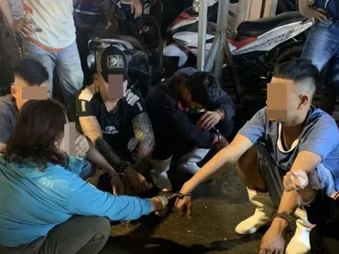 Bắt giữ nhóm tiểu thương vào cảng cá để “lắc bầu cua”