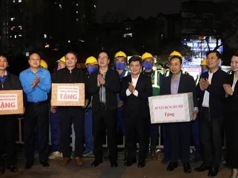 Lãnh đạo LĐLĐ thành phố Hà Nội thăm, động viên công nhân tại hiện trường nạo vét sông Tô Lịch