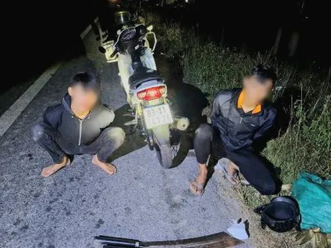 Bắt 4 đối tượng mang hung khí đi đánh nhau lúc rạng sáng