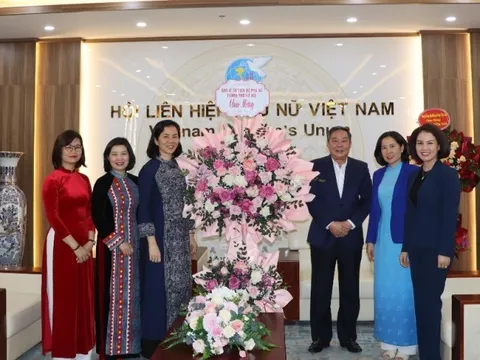 Phó Chủ tịch Thường trực UBND Thành phố Lê Hồng Sơn thăm, chúc mừng chị em phụ nữ nhân ngày 8/3