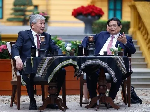 Hai Thủ tướng Việt Nam, Kyrgyzstan thăm Nhà sàn Bác Hồ, thưởng thức cà phê Việt Nam