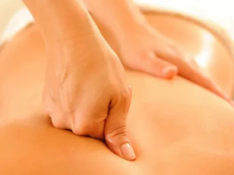 Đi massage cổ vai gáy, người phụ nữ bị tê liệt cánh tay, phải nhập viện