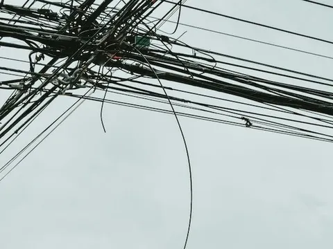 Nhặt tiền trên mái nhà, cậu bé bị điện giật tử vong