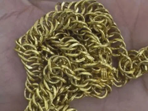 Mang vàng giả vào lừa tiệm vàng, người đàn ông bị bắt tại trận