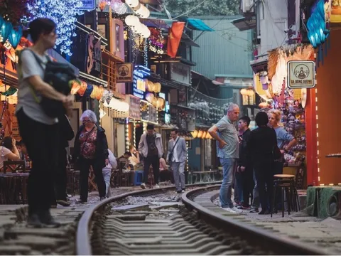 Hà Nội yêu cầu không giới thiệu, tổ chức tour đưa khách đến khu cà phê đường tàu