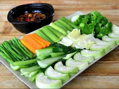 Thêm ngay gia vị này vào nồi, rau luộc xanh mướt như nhà hàng