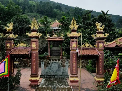 Độc đáo ngôi đền được xây từ hàng chục nghìn viên đá ong
