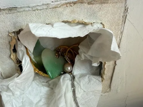 Con dâu tìm thấy "kho báu" trong căn nhà 23 tỷ mua của mẹ chồng