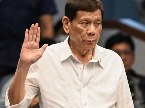 Video: Cựu Tổng thống Philippines Duterte chống gậy, bị áp giải khỏi sân bay Manila