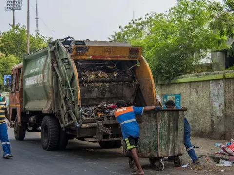 Đi thu gom rác, nhân viên vệ sinh sốc nặng khi nhặt được vàng
