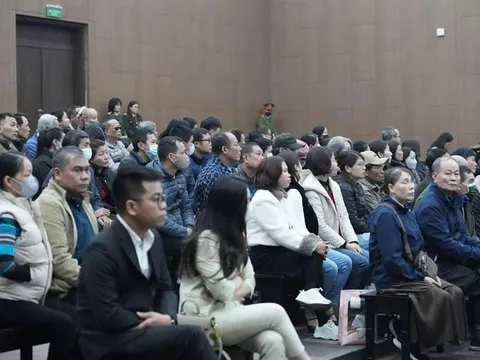 Vụ cháy chung cư 56 người chết: Chủ đầu tư" khống chế" sổ đỏ của cư dân