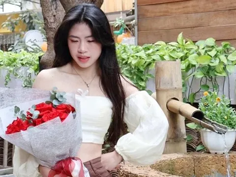Hotgirl làng bóng gây sốt với bức ảnh chụp cùng tiền đạo Văn Toàn