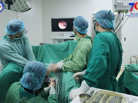 Cứu sống nữ bệnh nhân 40 tuổi với khối u khổng lồ, giữ lại hy vọng làm mẹ