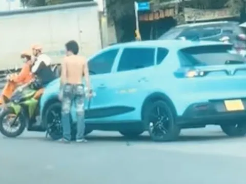 Khống chế người đàn ông cầm hung khí chặn xe taxi ở TP.HCM