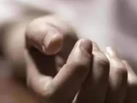 Đi xe máy đâm vào "ổ gà", người đàn ông 37 tuổi tử vong