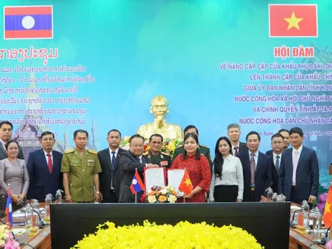Hội đàm về nâng cấp cặp cửa khẩu phụ Đắk Long - Vang Tat
