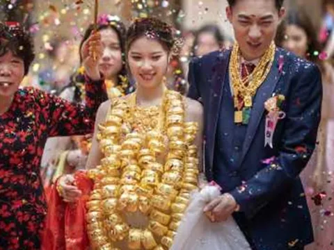 Cô dâu "gây sốt" khi đeo 100 chiếc vòng vàng trĩu cổ, dân mạng chúc mừng xin vía