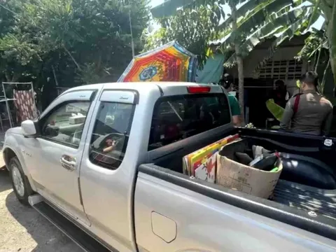 Gọi con trai dậy ăn sáng, mẹ sợ hãi khi nhìn vào trong ô tô