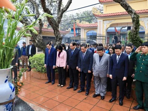 Lãnh đạo Thành phố Hà Nội dâng hương tưởng nhớ đồng chí Đỗ Ngọc Du - Bí thư Thành ủy Hà Nội đầu tiên