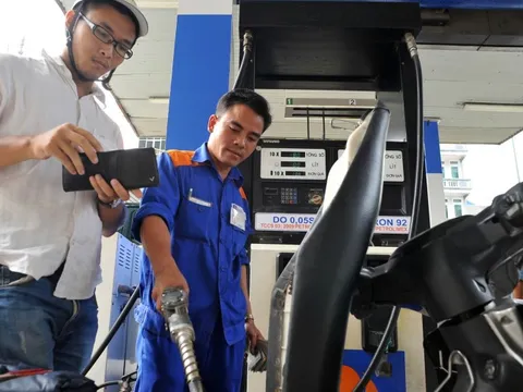 Giá xăng giảm xuống mức thấp nhất trong 3 năm qua