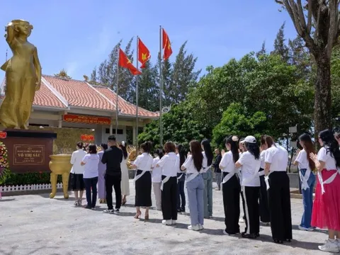 Hoa hậu Doanh nhân Hoàn vũ Việt Nam 2025 dâng hương tri ân nữ anh hùng Võ Thị Sáu