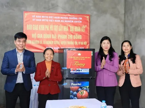 Bàn giao kinh phí xây dựng nhà Đại đoàn kết tại huyện Thường Tín
