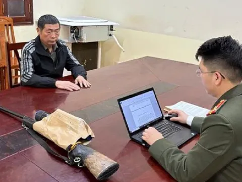 Khởi tố 2 người đàn ông mang súng quân dụng... đi săn