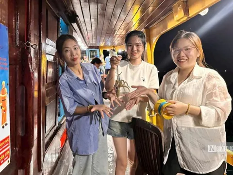 Du khách thích thú trải nghiệm câu mực đêm ở đảo ngọc Phú Quốc