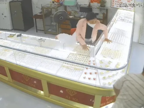 Vụ nữ chủ tiệm vàng phi qua tủ kính bắt cướp: Từng được rèn luyện võ thuật bài bản