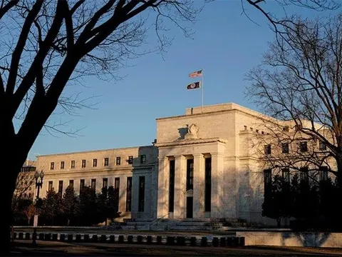 Nỗi lo về một cuộc suy thoái gây áp lực lên BoE và Fed về lãi suất