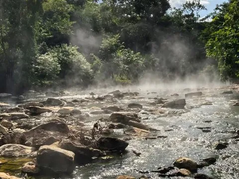 Dòng sông "nóng bỏng" nhất thế giới, nước lúc nào cũng sôi sùng sục