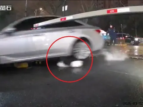 Trung Quốc: Bị ô tô cán trúng người, thanh niên đi xe máy sống sót khó tin