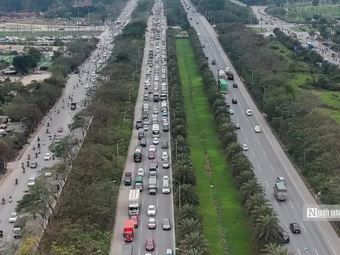 Hà Nội: Dòng xe nối đuôi dài hàng km chờ thoát khỏi đại lộ Thăng Long