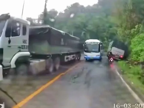 Tiếp nhận video tài xế xe khách vượt ẩu khiến xe tải lao xuống mương, CSGT vào cuộc xử lý nghiêm
