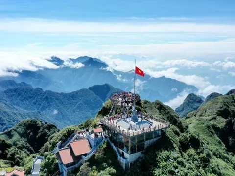 Đoàn đại sứ và doanh nghiệp quốc tế khám phá Fansipan