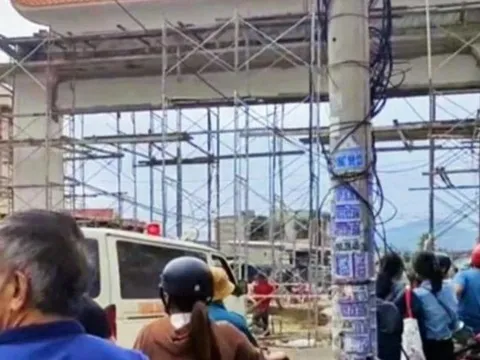 Sập giàn giáo khi thi công cổng chào, 5 công nhân bị thương