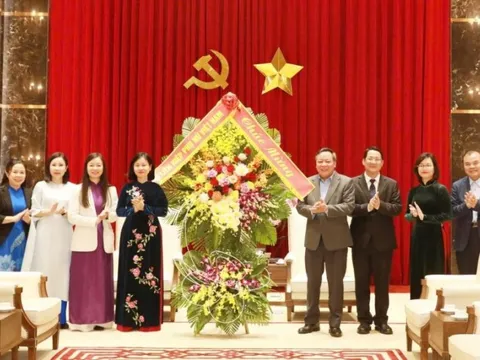 Đồng chí Nguyễn Thị Tuyến - Chủ tịch Trung ương Hội LHPN Việt Nam chúc mừng Đảng bộ thành phố Hà Nội