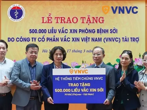 Hệ thống tiêm chủng VNVC trao tặng Bộ Y tế 500.000 mũi vắc xin sởi