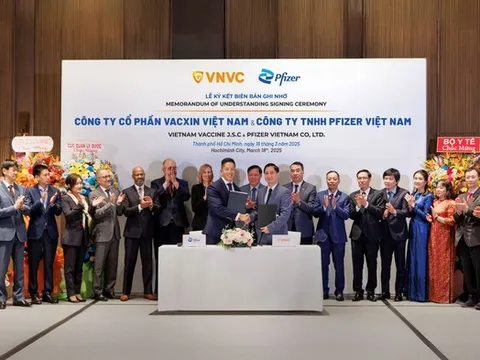 Pfizer thỏa thuận hợp tác, chia sẻ kiến thức sản xuất vắc-xin với VNVC