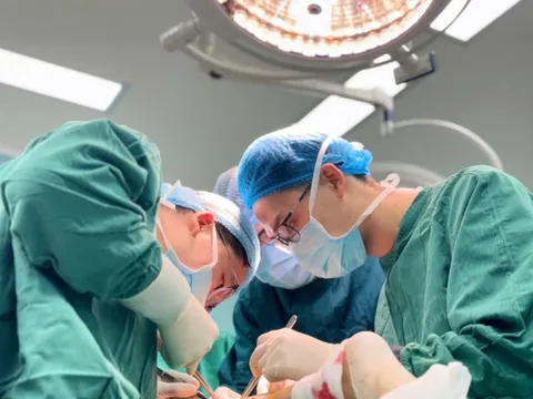 Bệnh viện Bệnh Nhiệt đới Trung ương phẫu thuật tạo hình thành công cho bệnh nhân bị chó cắn