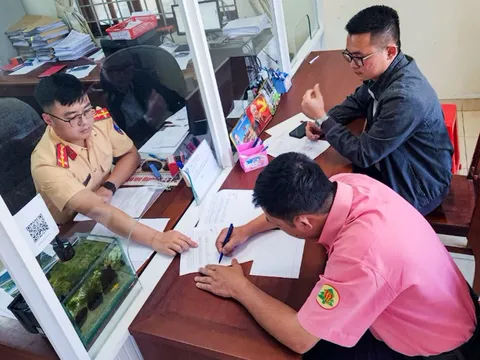 Lâm Đồng: Xử lý xe khách vượt ẩu bất chấp nguy hiểm trên đèo Bảo Lộc