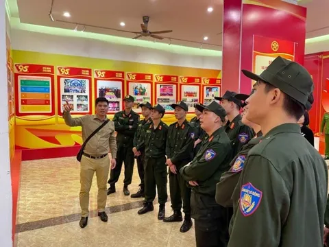 Triển lãm ảnh “95 năm ánh sáng soi đường“