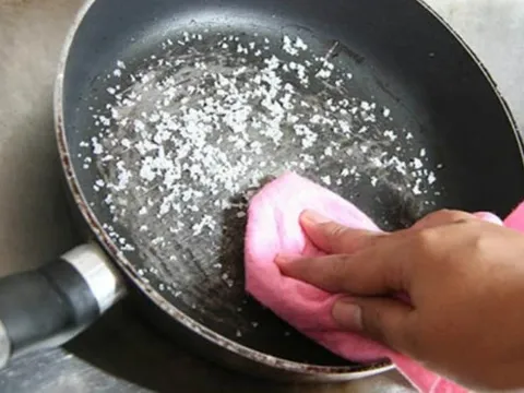 Cách tẩy rửa xoong nồi hiệu quả, nhất là cái số 2 ai cũng tấm tắc khen