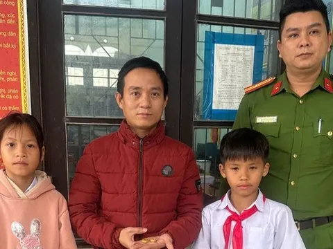 Hai học sinh lớp 4 nhặt được 1 cây vàng, nhờ công an tìm người trả lại