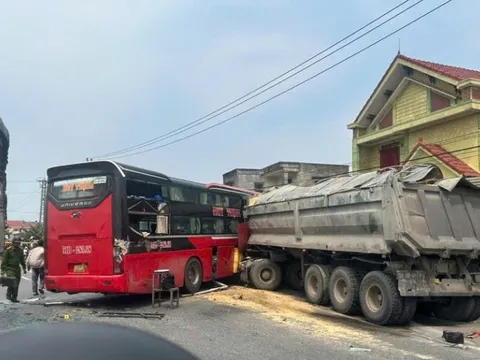 Hiện trường vụ tai nạn liên hoàn khiến 8 người bị thương, sập tường nhà dân