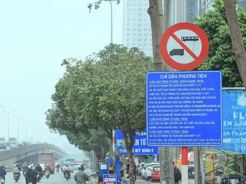 Hàng nghìn đèn tín hiệu, biển báo giao thông bất cập 'đánh đố' người đi đường