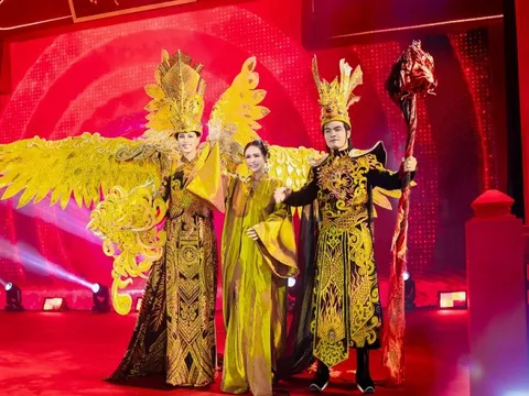 Hoa hậu Như Vân, nhạc sĩ Dương Trường Giang... diễn áo dài Huyền sử Rồng Tiên của NTK Bùi Thanh Hương